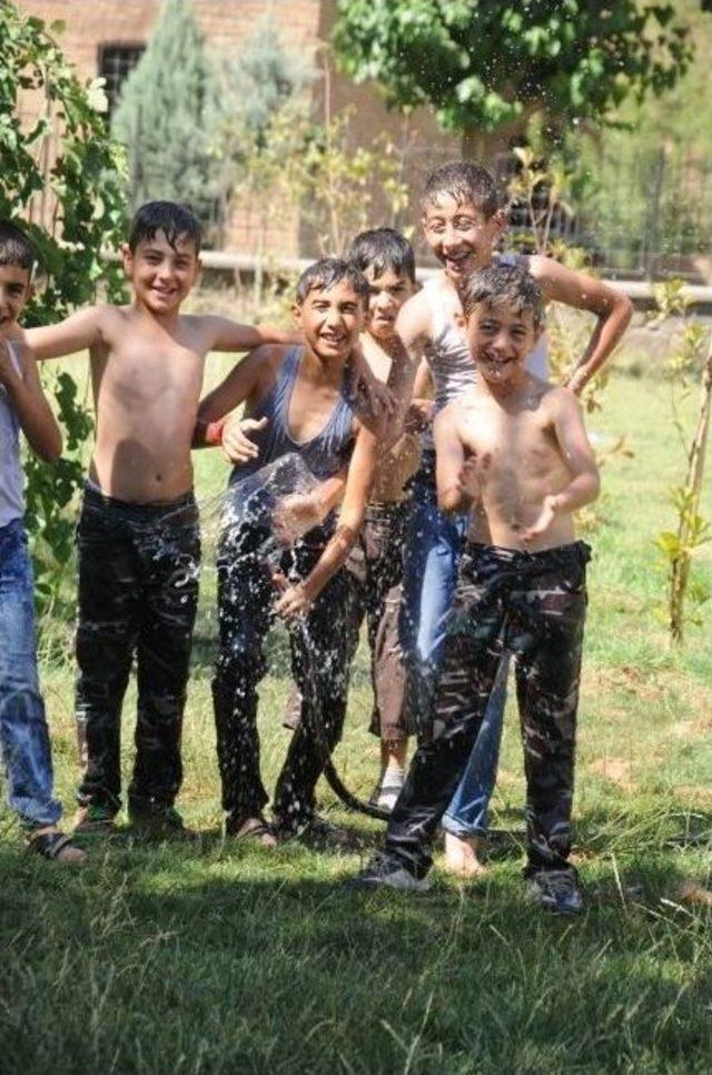 Sıcaktan Bunalan Çocuklar Parklarda Su Hortumu İle Serinliyor