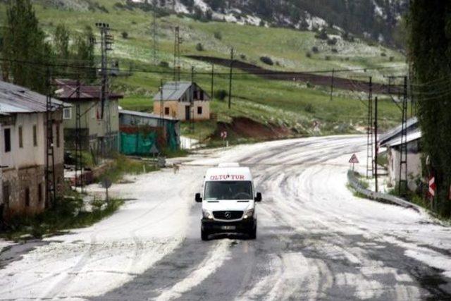 Erzurum'da, Ceviz Büyüklüğünde Dolu Yağdı