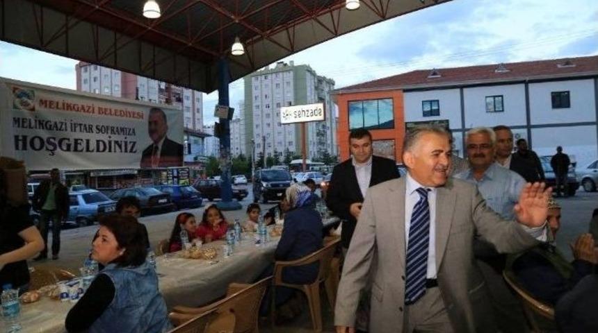 Başkan Dr. Memduh B&uuml;y&uuml;kkılı&ccedil; İftar Sofrasında
