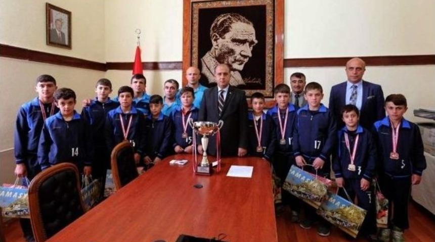 Başarılı G&uuml;reş&ccedil;ilerden Vali &Ccedil;omaktekin&rsquo;e Ziyaret