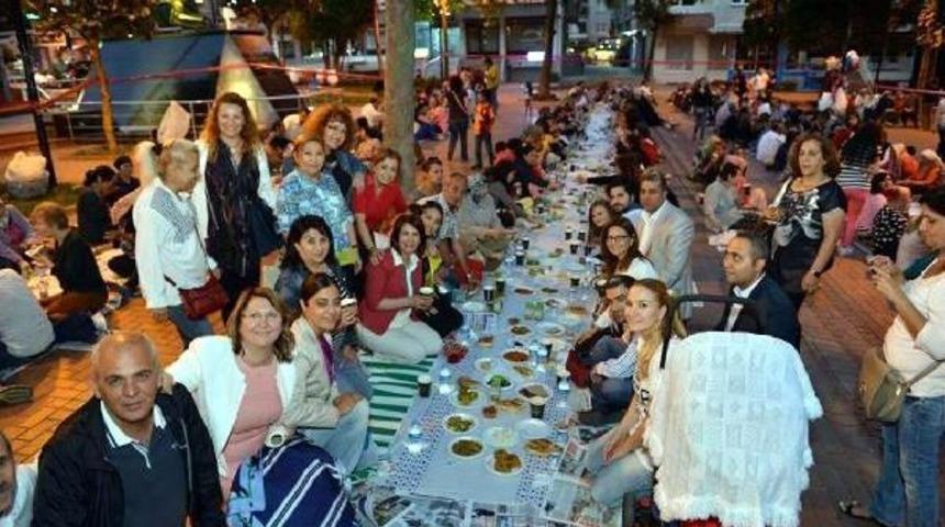 Avcılar&rsquo;Da &Ouml;nce 'yery&uuml;z&uuml; Sofrasında' Iftar, Ardından Konser