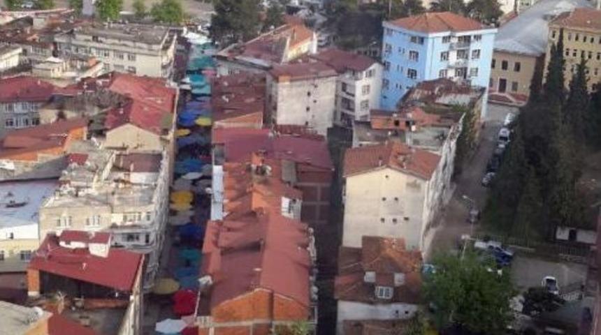 Rengarenk Şemsiyeli Halk Pazarı Ilgi &Ccedil;ekiyor