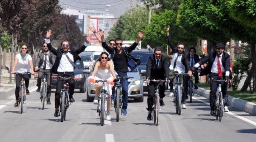 Gelin Ve Damat Bisikletle Nikaha Gitti