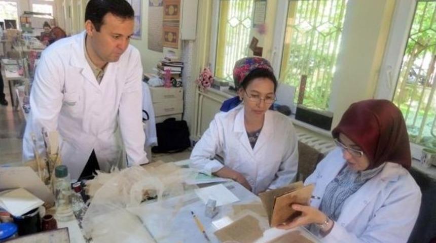 T&uuml;rkmen Milli El Yazmaları Enstit&uuml;s&uuml; Uzmanlarına Cilt Ve Restorasyon Eğitimi Verildi