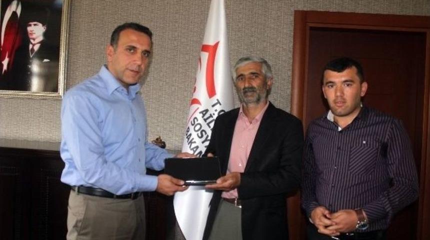 Ağrı&rsquo;da 13 Engelli &Ouml;ğrenciye "engelli Erişilebilirlik Cihazı Ve Tablet" Dağıtımı Yapıldı