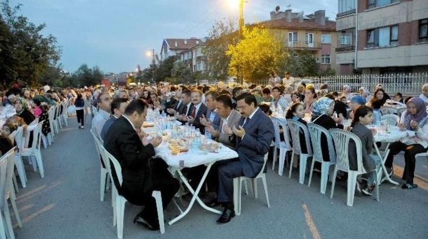 Ke&ccedil;i&ouml;ren&rsquo;de D&ouml;rt Mahalle Aynı İftar Sofrasında Buluştu