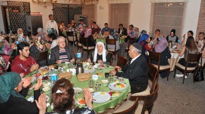 İftar Programlarında G&ouml;n&uuml;ller De Bir Dualar Da