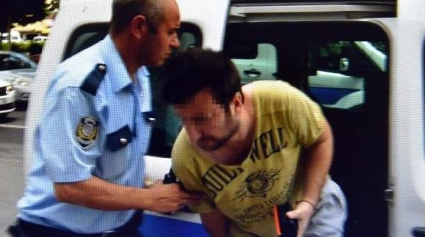 Teşhircilikle Su&ccedil;lanan Polis, Evini Basan 3 Kişiyi Yaraladı