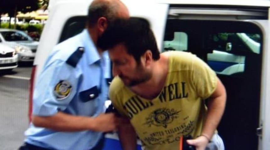 Teşhircilikle Su&ccedil;lanan Katıl Zanlısı Polis Tutuklandı, Evi De Kundaklandı