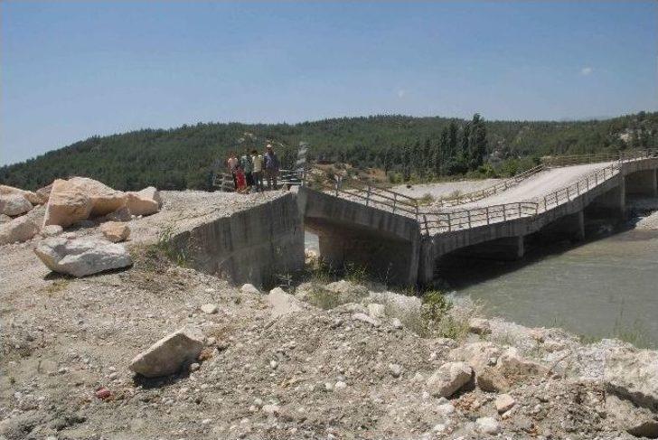 Tehlike Saçan Köprü Trafiğe Kapatıldı G1