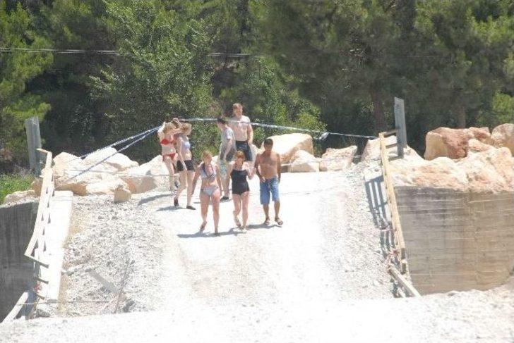 Tehlike Saçan Köprü Trafiğe Kapatıldı G2