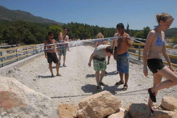 Tehlike Saçan Köprü Trafiğe Kapatıldı G3