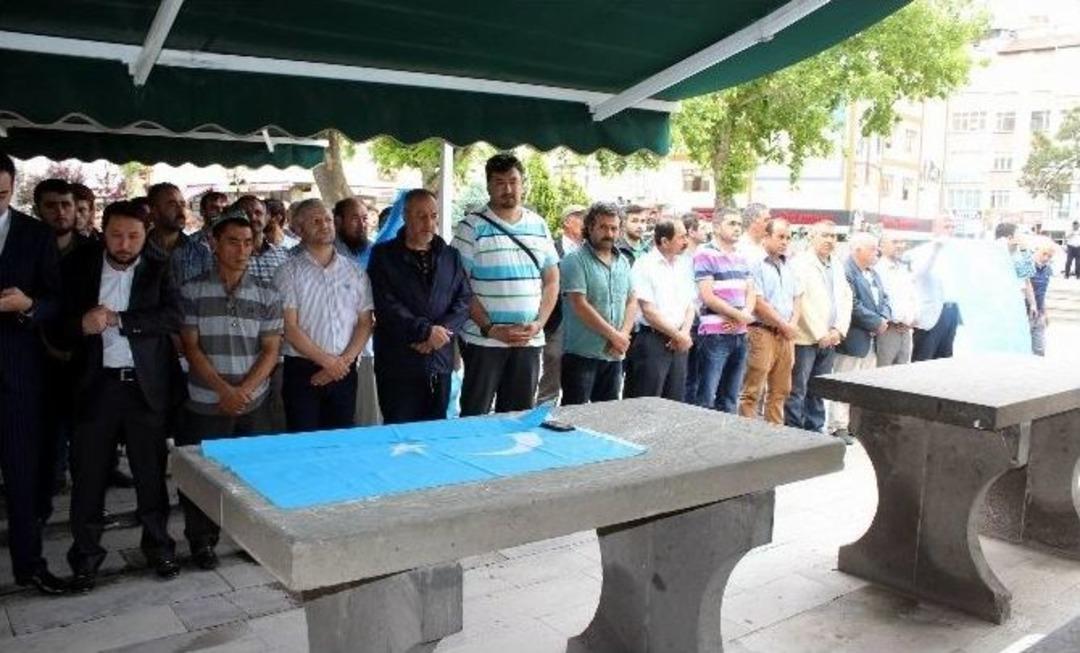 Doğu T&uuml;rkistan&rsquo;da &Ouml;ld&uuml;r&uuml;len Uygur T&uuml;rkleri İ&ccedil;in Gıyabi Cenaze Namazı Kılındı