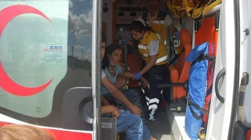 Adıyaman&rsquo;da Motosiklet Yayaya &Ccedil;arptı: 2 Yaralı