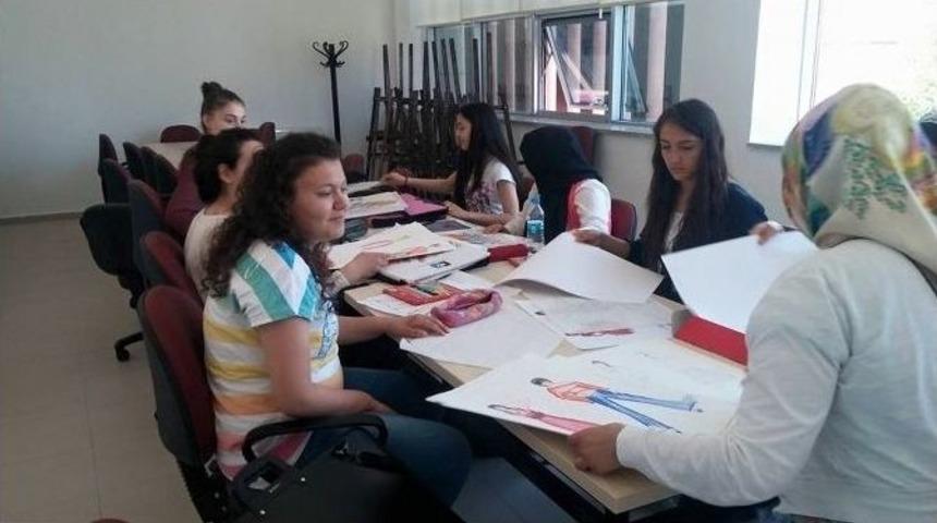 &Uuml;cretsiz Kurslara Gen&ccedil;lerden Yoğun İlgi