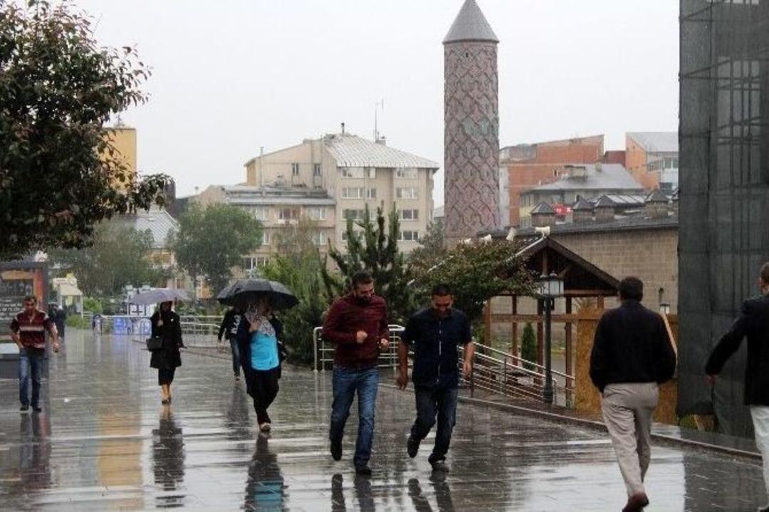 Erzurumlular Ramazan Ayında Yağmurla Serinledi