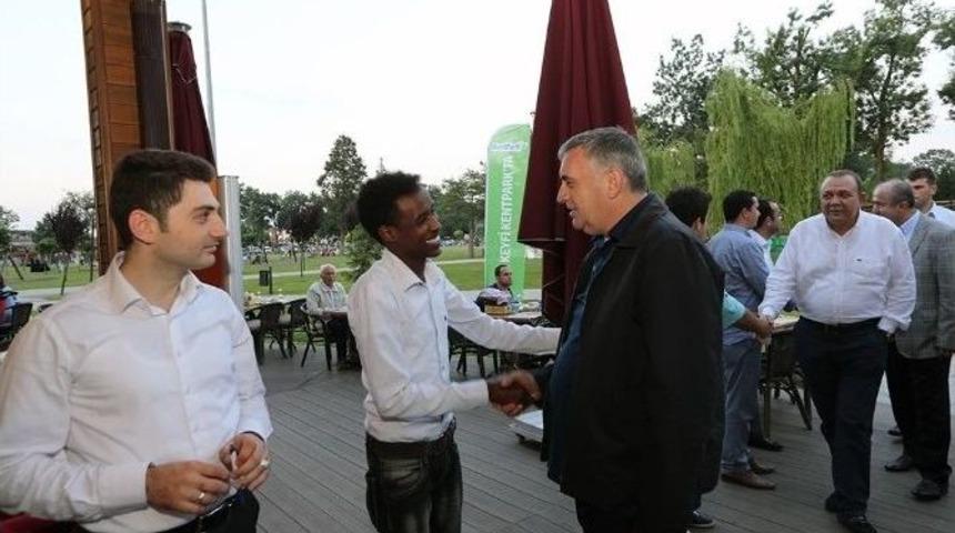 Başkan To&ccedil;oğlu, Yedirenk D&uuml;nya &Ouml;ğrenci Topluluğu &Uuml;yeleri İle İftarda Bir Araya Geldi