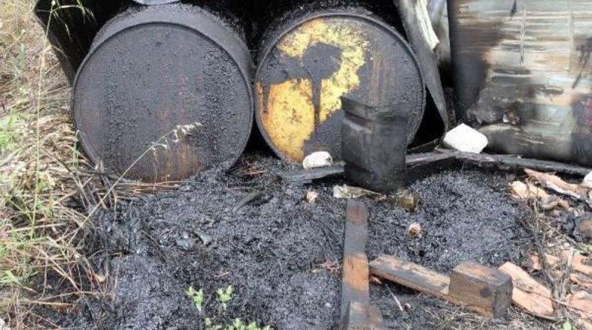 Sakarya Nehri Kenarına Bırakılan Variller Korkuttu