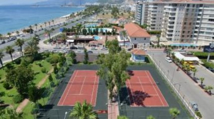 Konyaaltı Belediyesi Tenis Kortlarını Yeniledi