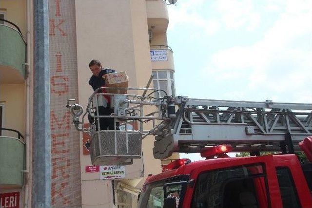 (özel Haber) İtfaiye Ekiplerinin Yuvadan Düşen Kuş Yavrusu İçin Mücadelesi