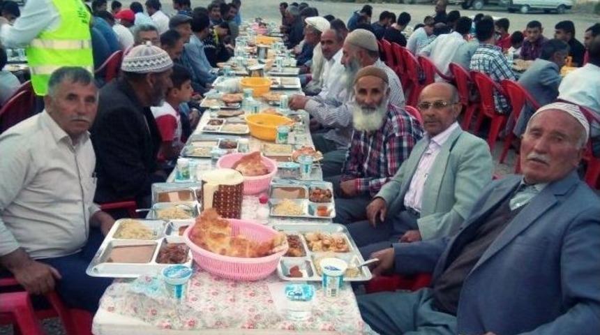 Asyader Vatandaşlara İftar &Ccedil;adırında Yemek Verdi