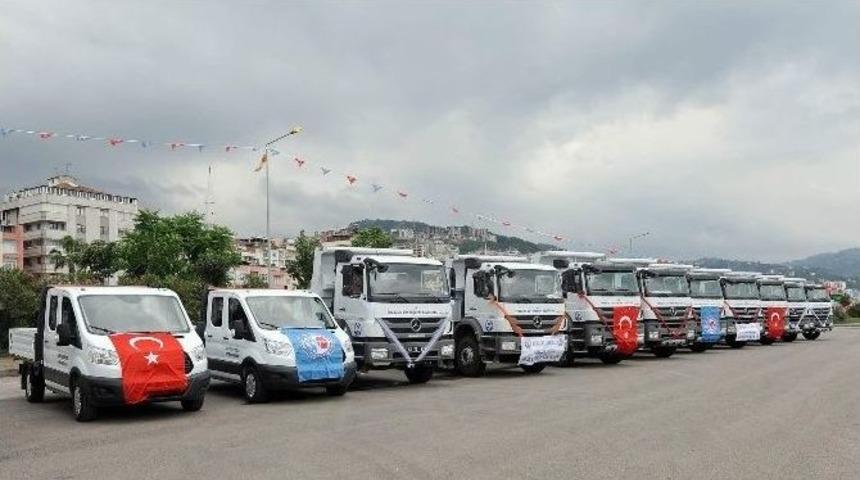 Trabzon B&uuml;y&uuml;kşehir Belediyesi Yeni Ara&ccedil;larını T&ouml;renle Hizmete Soktu