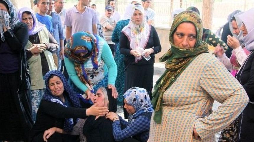 Kobani&rsquo;de &Ouml;lenler Yakınları Tarafından Teşhis Ediliyor