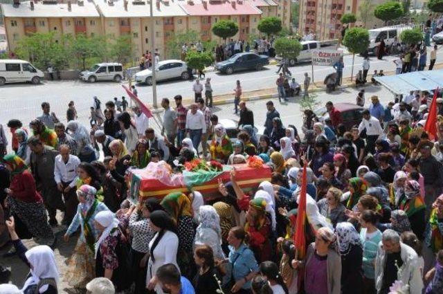 Suriye'de Çatışmada Ölen Ypj'li Hakkari'de Toprağa Verildi