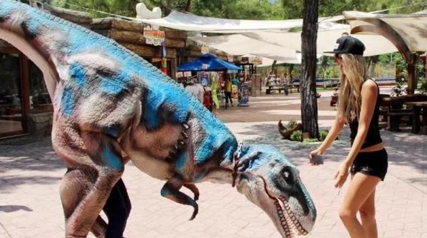 G&uuml;zeller Dinopark'ta Eğlendi