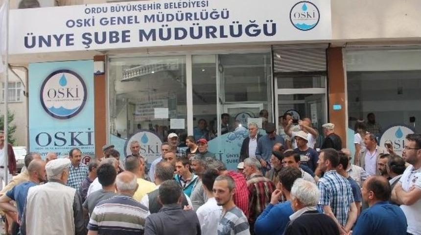&Ccedil;eşmelerin Suyu Kesilince Mahalleli Oski&rsquo;ye Y&uuml;r&uuml;d&uuml;