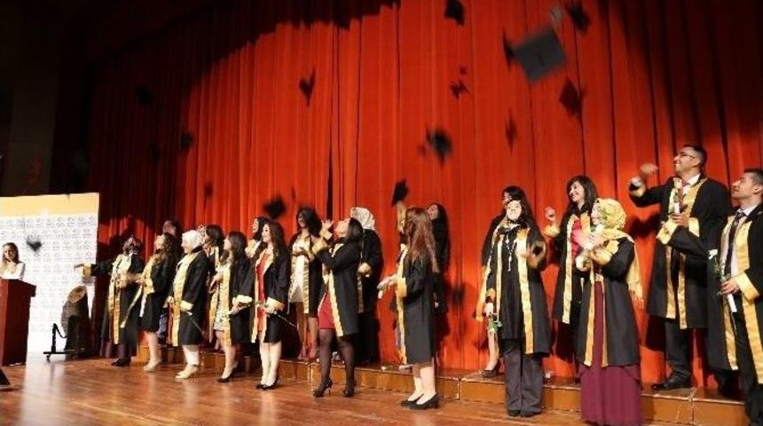Diş Hekimliği Fak&uuml;ltesi Mezunları Diploma Sevinci Yaşadı