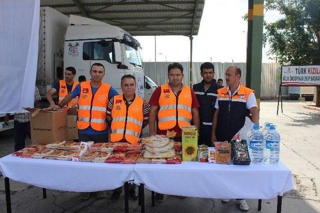 Suriye’ye 2 Tır, Gıda Ve Temel İhtiyaç Malzemesi Gönderildi