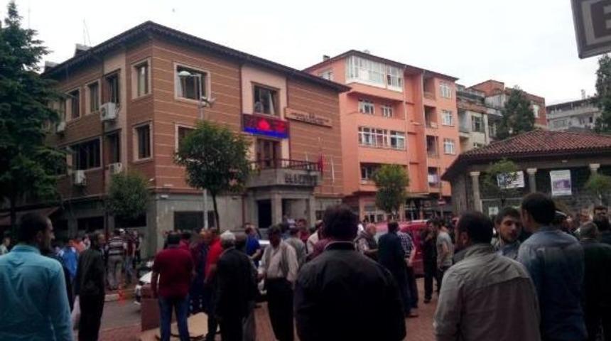 K&uuml;&ccedil;&uuml;k Kıza Cinsel Istismarla Su&ccedil;lanan Temizlik&ccedil;i Tutuklandı, Kalabalık Protesto Etti