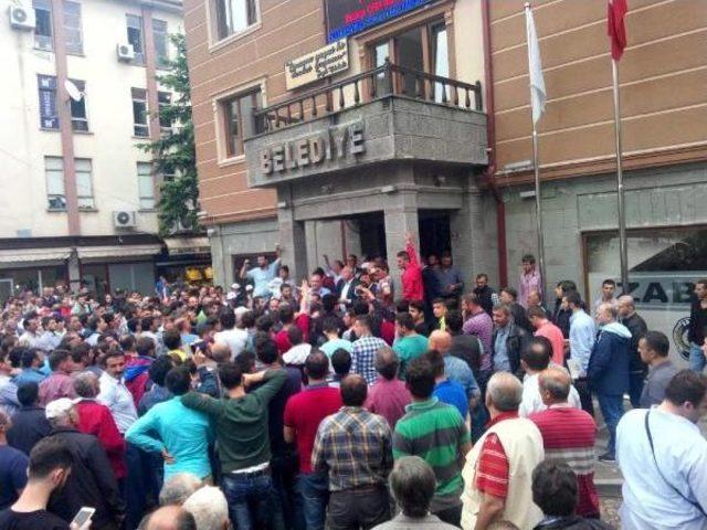 Küçük Kıza Cinsel Istismarla Suçlanan Temizlikçi Tutuklandı, Kalabalık Protesto Etti