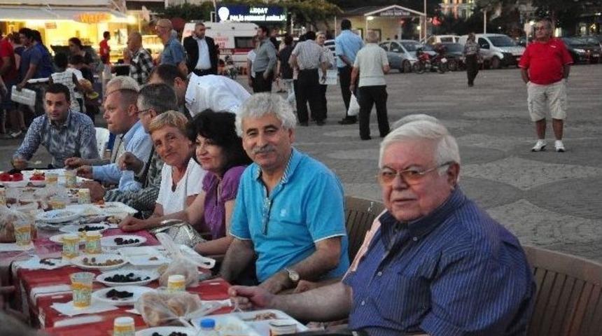 Edremit&rsquo;in Ak&ccedil;ay Mahallesi&rsquo;nde İftar Yemeği
