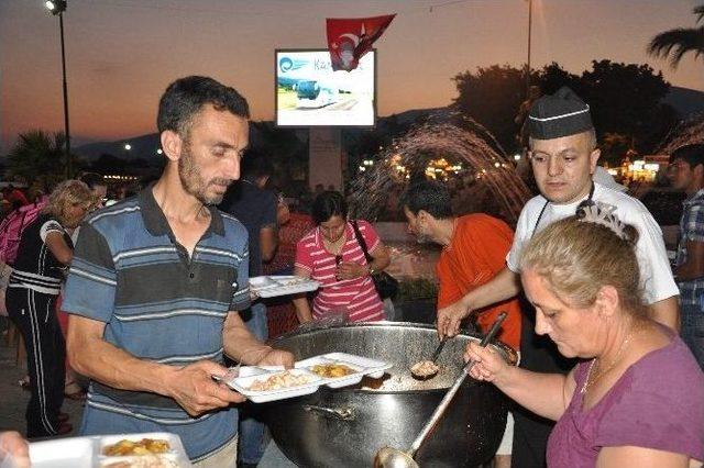 Edremit’in Akçay Mahallesi’nde İftar Yemeği