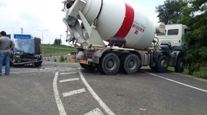 Otomobil İle Beton Mikseri &Ccedil;arpıştı: 1 Yaralı