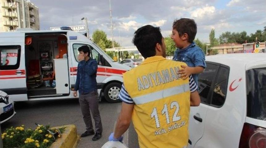 İki Otomobil &Ccedil;arpıştı: 3 Yaralı