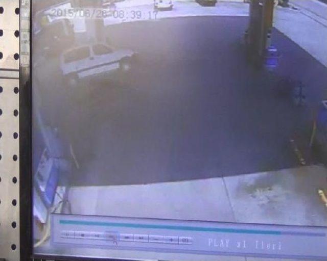 Hafif Ticari Ara&ccedil; Benzin Istasyonuna Girdi, Pompacı &Ouml;l&uuml;m Tehlikesinden Saniyelerle Kurtuldu 2