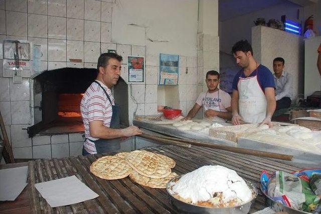 Adıyaman’da, Fırıncılar 80 Derece Sıcaklıkta Oruç Tutuyor