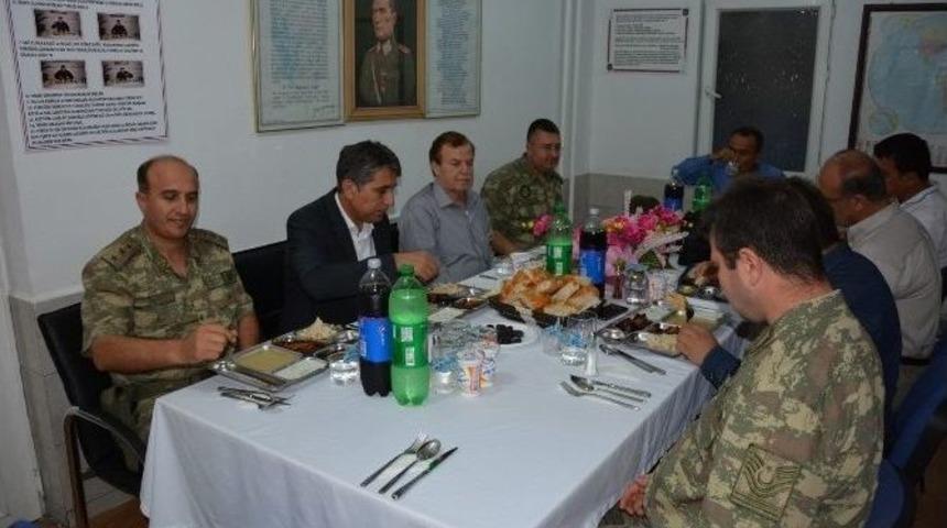 Kırıkhan&rsquo;da Protokol &Uuml;yeleri Askerlerle İftar Yaptı