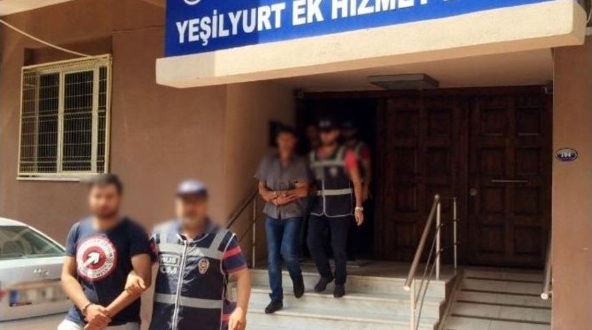 G&ouml;&ccedil;men Ka&ccedil;ak&ccedil;ılarına Polisten Darbe