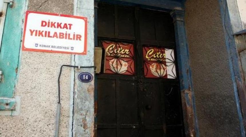 Yıkılma Tehlikesi Olan Binalarda Yaşıyorlar