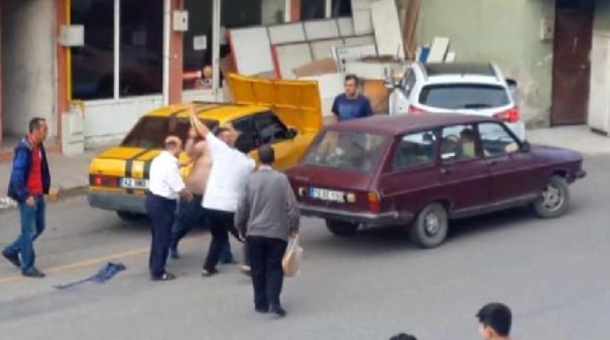 2 S&uuml;r&uuml;c&uuml;n&uuml;n Sopalı Yol Verme Kavgası