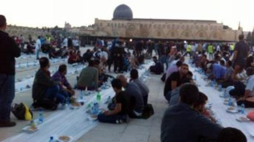 Sadakataşı Derneği&rsquo;nden Mescid-i Aksa&rsquo;da İftar