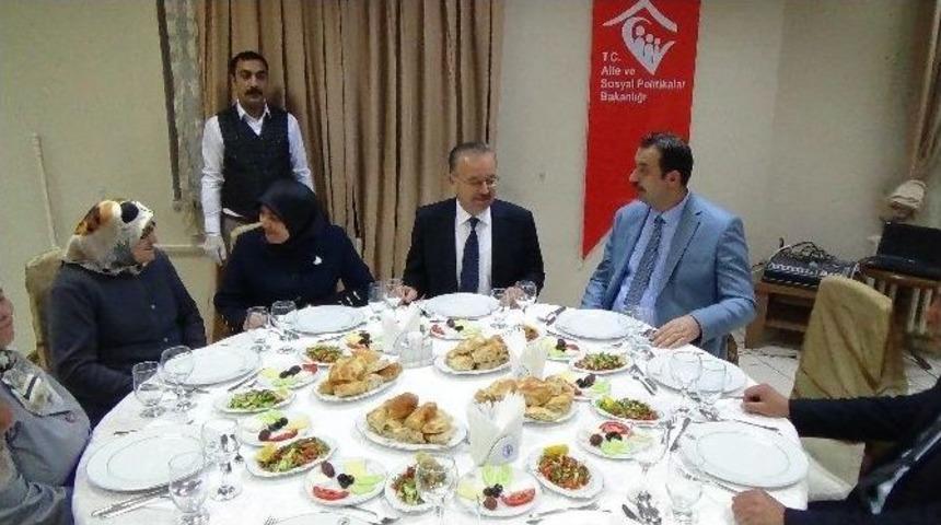 Vali &Ouml;zdemir İftar Yemeği&rsquo;n De Şehit Ve Gazi Ailelriyle Bir Araya Geldi