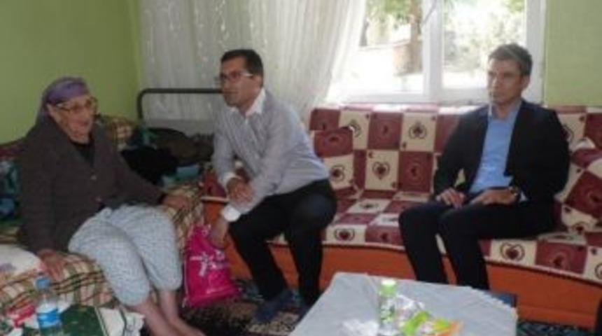 3 Oğlunu Depremde Kaybeden Yaşlı Kadına Kaymakam Sahip &Ccedil;ıktı