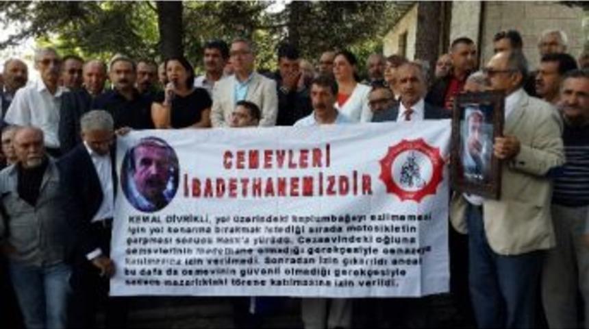 Tbmm &Ouml;n&uuml;nde Alevilerden &lsquo;cemevi İbadethanemizdir&rsquo; Protestosu