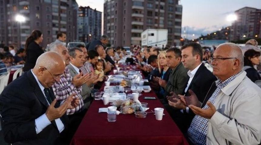 Başkan Yaşar, Yahyalar Pazar Yeri&rsquo;nde Yenimahallelilerle Buluştu