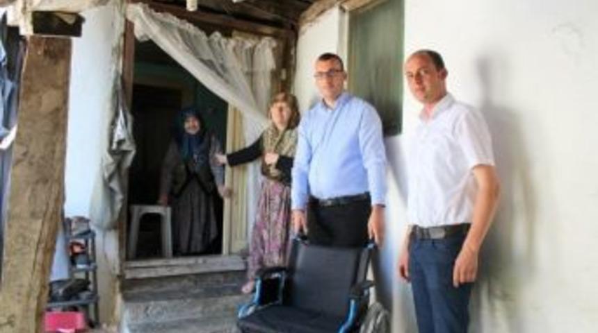Biga Belediyesi&rsquo;nden İhtiya&ccedil; Sahiplerine Tekerlekli Sandalye Yardımı